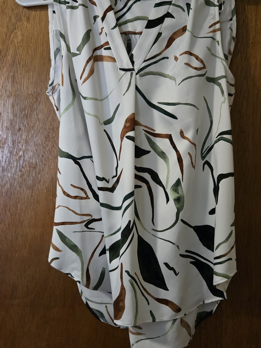 Alfani White V-Neck Sleeveless Blouse SZ M